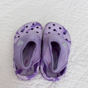 girls purple swirl pattern crocs 6/7